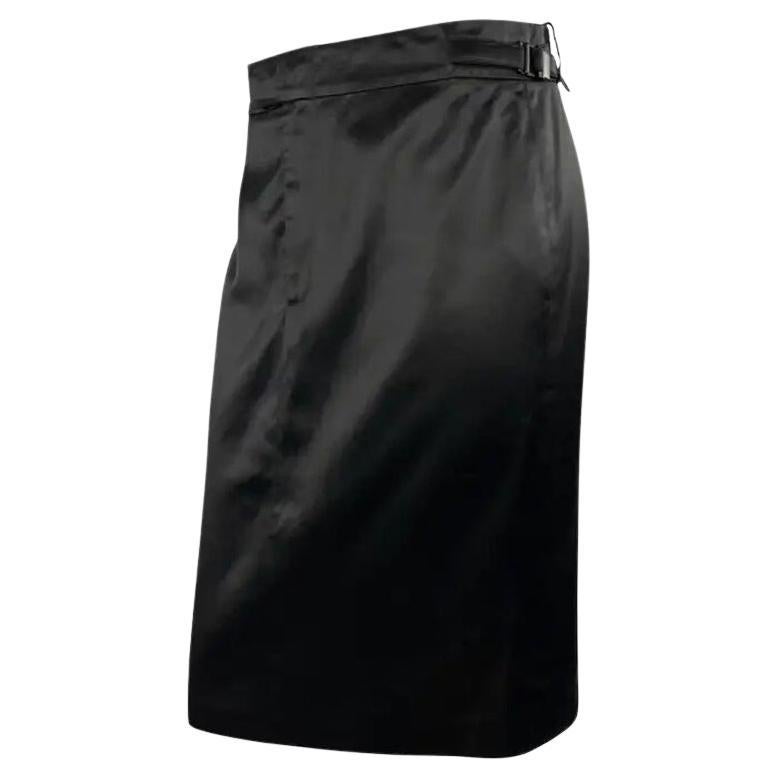 Cinta de satén negro con cinturón de Gucci by Tom Ford, de la colección Primavera/Verano 2001, falda lápiz de pasarela, talla 42IT
