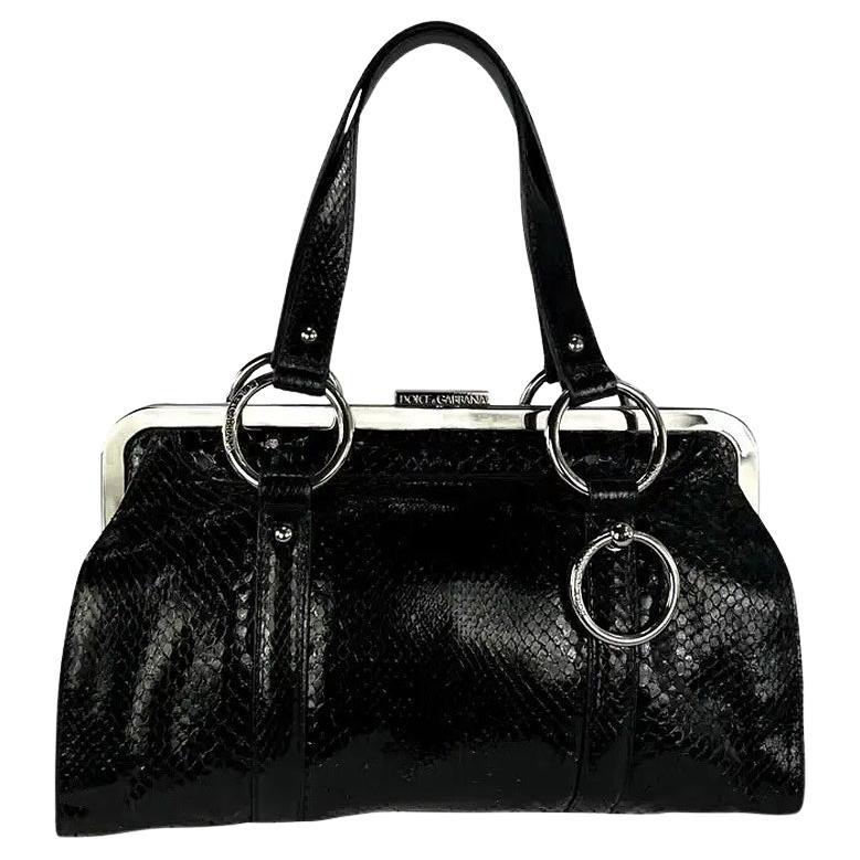 Borsa a tracolla con anello in pelle di pitone nera della collezione Dolce & Gabbana Primavera/Estate 2003