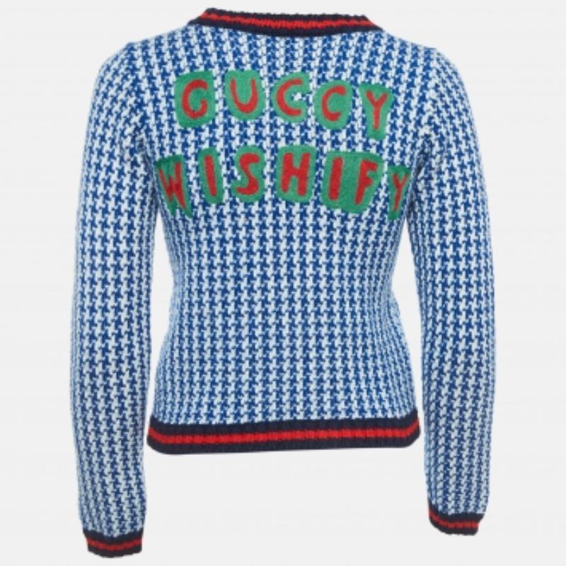 Enveloppez votre petit dans la chaleur et le style avec ce cardigan Gucci pour les 10 ans. Méticuleusement confectionné, ce cardigan douillet en tricot de laine est doté de boutons sur le devant et de détails à rayures.