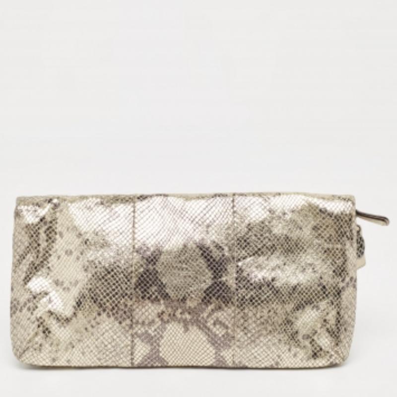 Ensure your day's essentials are in order and your outfit is complete with this Coach clutch. Crafted using the best materials, it carries the maison's signature of artful craftsmanship and enduring appeal.