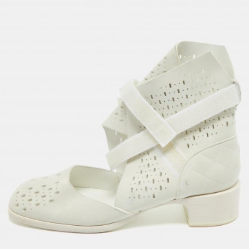 Chanel Grau Wildleder Cut Out Stiefeletten Größe 37
