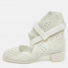 Chanel Grau Wildleder Cut Out Stiefeletten Größe 37