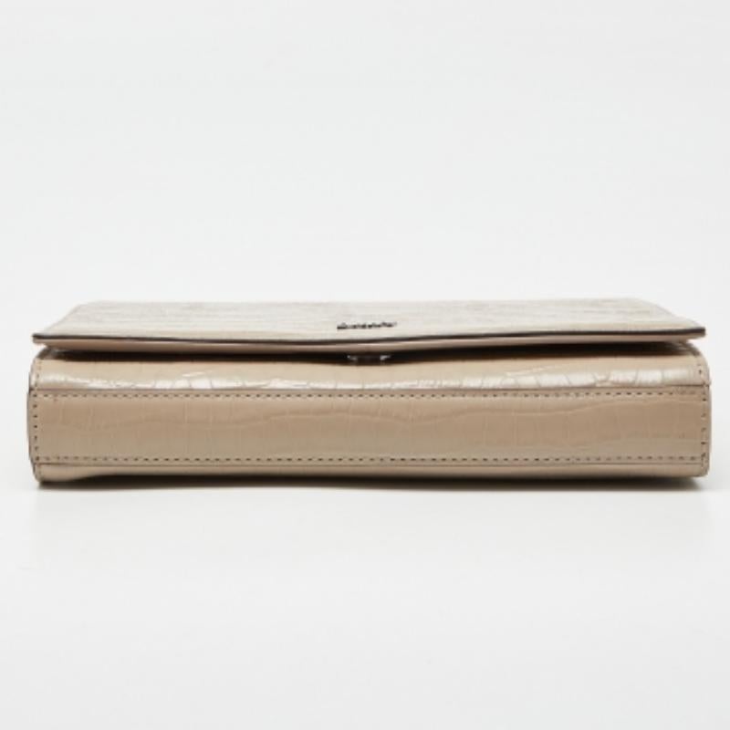 DKNY Beige Krokodilgeprägtes Leder Logo Klappe Kette Umhängetasche im Zustand „Gut“ im Angebot in Dubai, Al Qouz 2