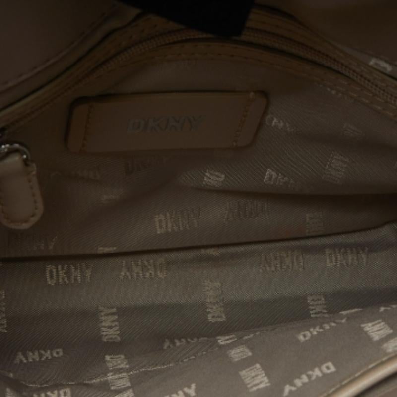 DKNY Beige Krokodilgeprägtes Leder Logo Klappe Kette Umhängetasche im Angebot 1