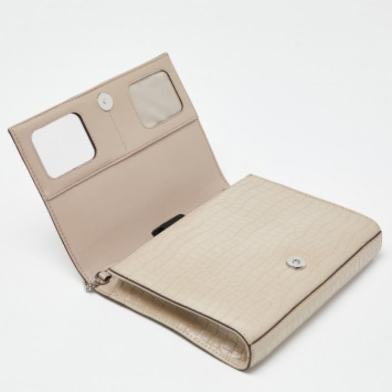 DKNY Beige Krokodilgeprägtes Leder Logo Klappe Kette Umhängetasche Damen im Angebot