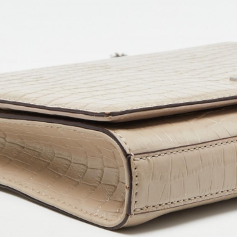 DKNY Beige Krokodilgeprägtes Leder Logo Klappe Kette Umhängetasche im Angebot 4
