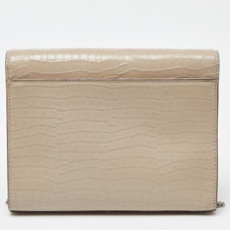 Für einen Look mit Stil, Geschmack und einem Hauch von Luxus ist diese Umhängetasche die perfekte Ergänzung. Zeigen Sie diese Schönheit auf Ihrer Schulter bei jeder Veranstaltung und genießen Sie den Geschmack von Luxus, den sie Ihnen vermittelt.
