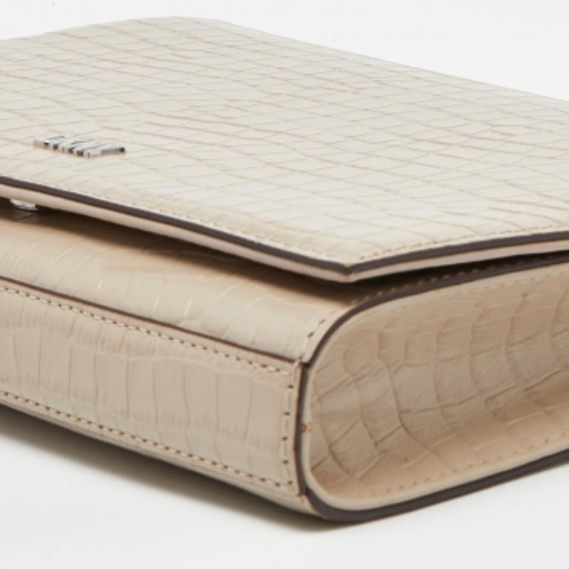 DKNY Beige Krokodilgeprägtes Leder Logo Klappe Kette Umhängetasche im Angebot 3