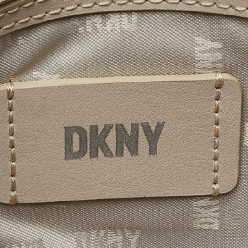 DKNY Beige Krokodilgeprägtes Leder Logo Klappe Kette Umhängetasche im Angebot 2