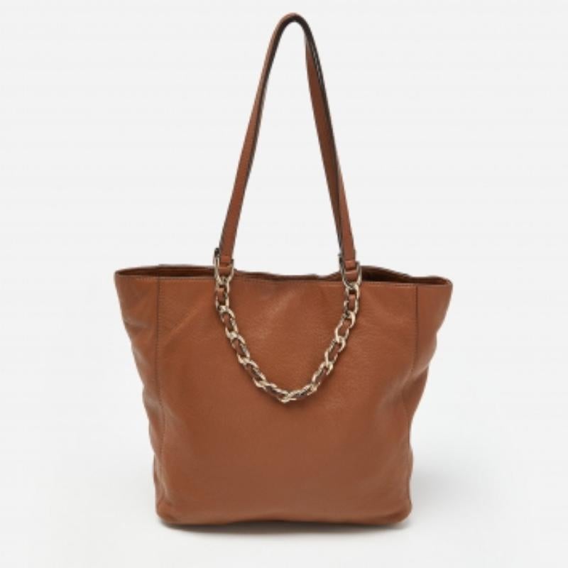 Conosciuto per la creazione di modelli eleganti, sofisticati e senza tempo, questo è un marchio su cui vale la pena investire. Le borse che escono dall'atelier di questo marchio sono squisite. Questa borsa non è da meno. È stato realizzato con