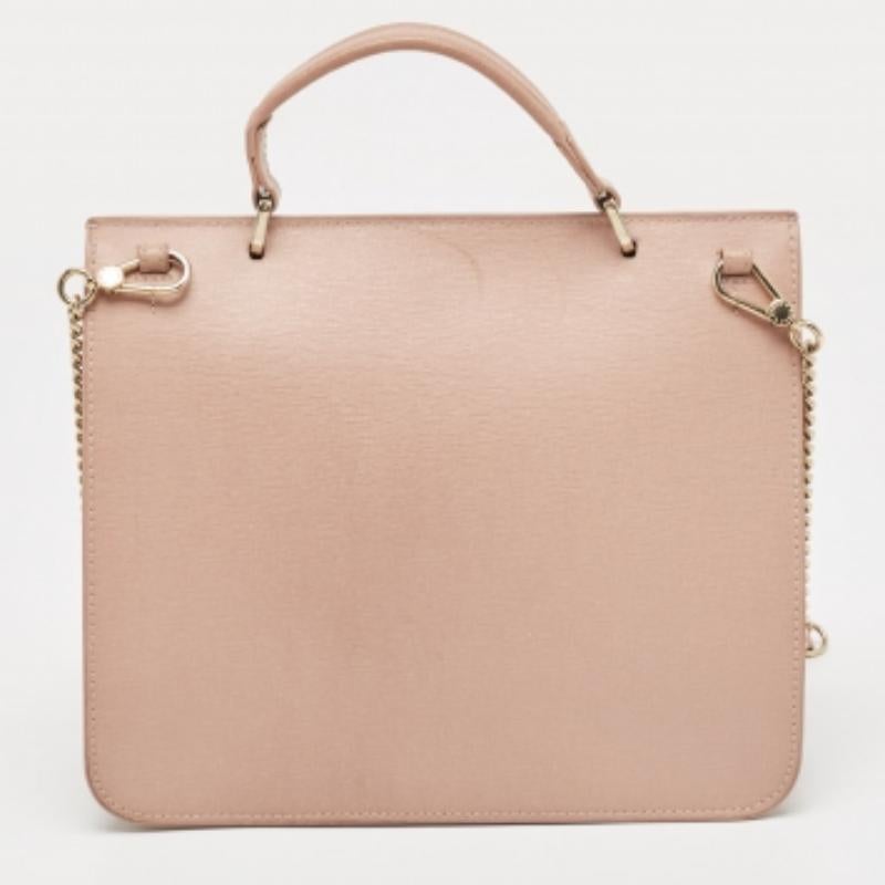 Designertaschen sind ideale Begleiter für viele Gelegenheiten! Hier haben wir ein mit Präzision gefertigtes Stück, das Mode und Funktionalität vereint. Er ist mit einem großzügigen Innenraum ausgestattet, in den alle wichtigen Dinge passen.