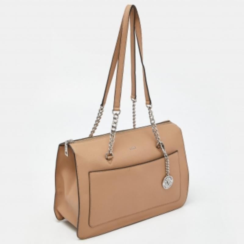 Diese verführerische Tragetasche für Frauen wurde entworfen, um Sie an jedem Tag zu begleiten. Die bequem zu tragende und modisch gestaltete Tasche wird mit viel Geschick zugeschnitten und in eine tolle Form genäht. Es ist gut ausgestattet, um ein
