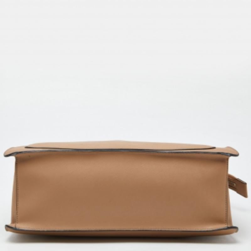 DKNY Beige Leder Große Bryant Chain Zip Tote im Zustand „Relativ gut“ im Angebot in Dubai, Al Qouz 2