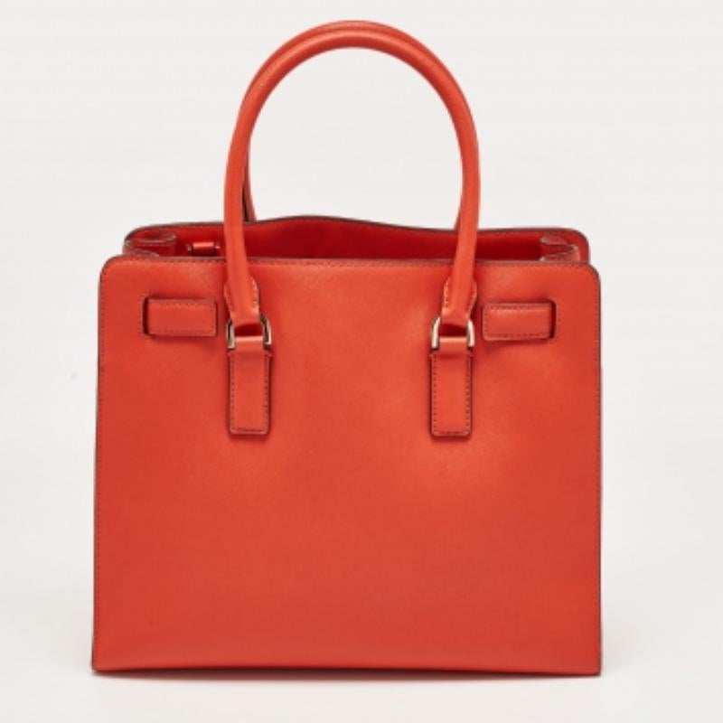 Die architektonische Form dieser MICHAEL Michael Kors-Tasche macht sie unverwechselbar und modisch. Sie ist aus hochwertigen MATERIALEN gefertigt, lässt sich bequem transportieren und ist mit einem perfekt dimensionierten Innenraum ausgestattet.