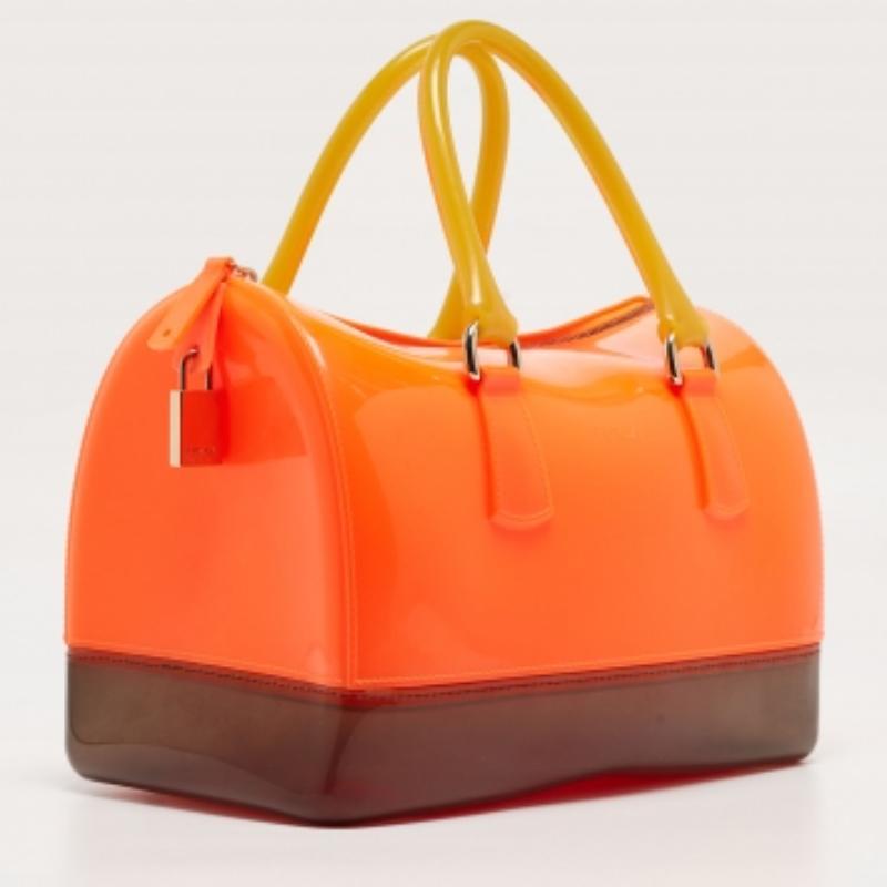 Questa borsa è realizzata con materiali di altissima qualità e un design elegante. Versatile e funzionale, è ben dimensionato per il tuo uso quotidiano.