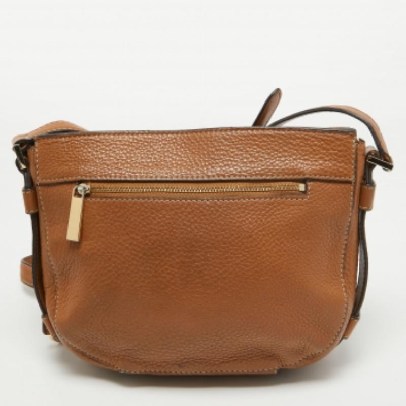 Esprimi il tuo stile personale con questa borsa crossbody di alta gamma. Realizzato con materiali di qualità, è stato arricchito con dettagli raffinati ed è perfettamente rifinito. L'abitacolo è ben spazioso.