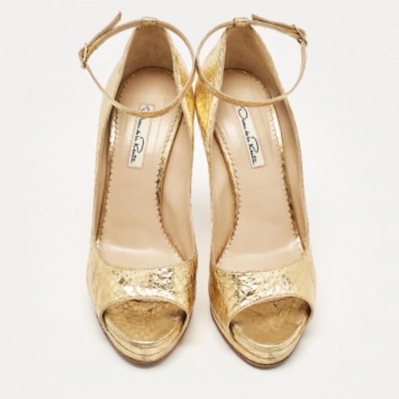 Or Oscar De La Renta Gold Python Embossed Peep Toe Ankle Strap Pumps Size 37.5 en vente
