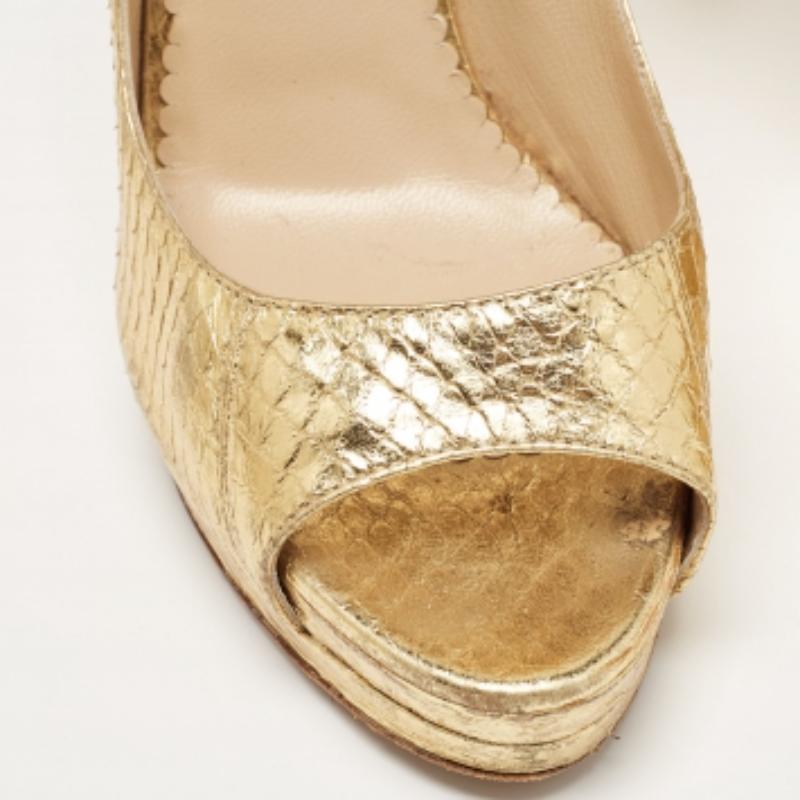 Oscar De La Renta Gold Python Embossed Peep Toe Ankle Strap Pumps Size 37.5 Pour femmes en vente