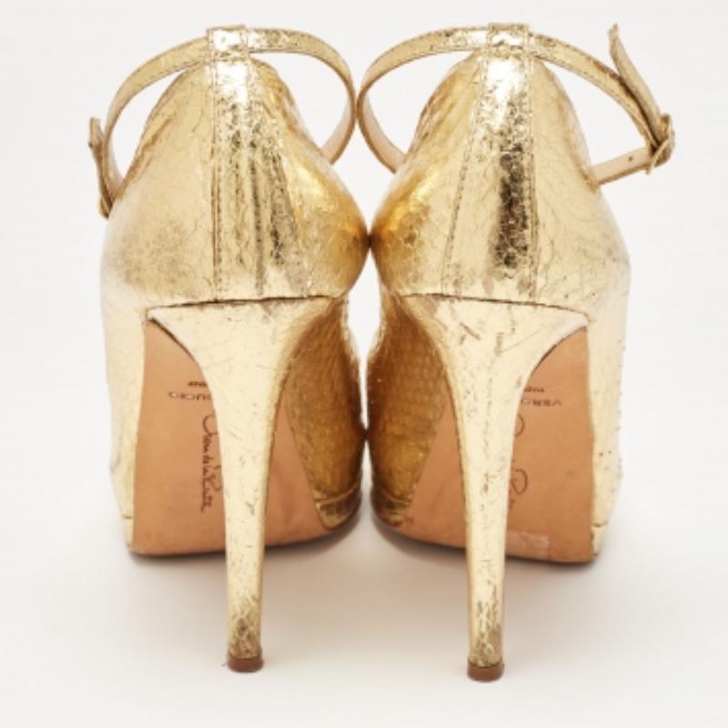 Oscar De La Renta Gold Python Embossed Peep Toe Ankle Strap Pumps Size 37.5 en vente 1