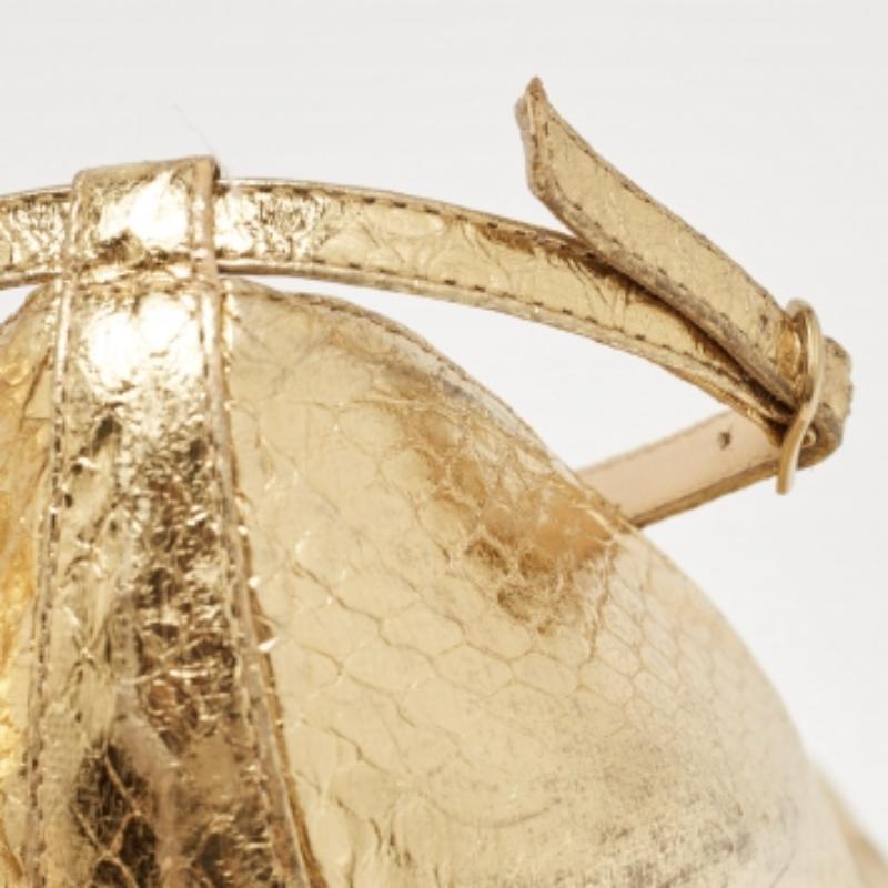 Oscar De La Renta Gold Python Embossed Peep Toe Ankle Strap Pumps Size 37.5 en vente 2