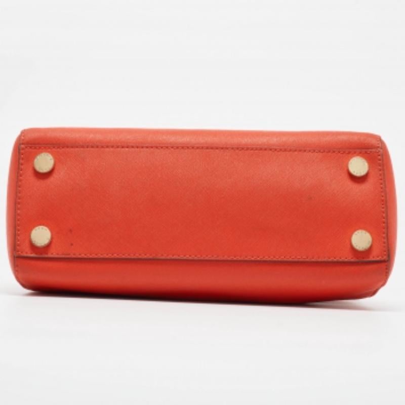 Mit dieser roten MK Tasche haben Sie alles Wichtige für den Tag dabei und Ihr Outfit ist komplett. Die aus den besten MATERIALEN gefertigte Tasche trägt die Handschrift des Labels, die sich durch kunstvolle Handwerkskunst und dauerhafte