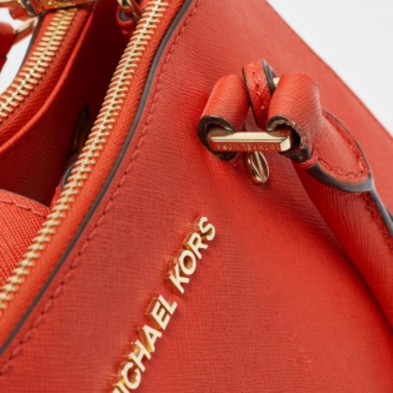 Michael Michael Kors Kleine Sutton-Tasche aus rotem Leder im Zustand „Relativ gut“ im Angebot in Dubai, Al Qouz 2