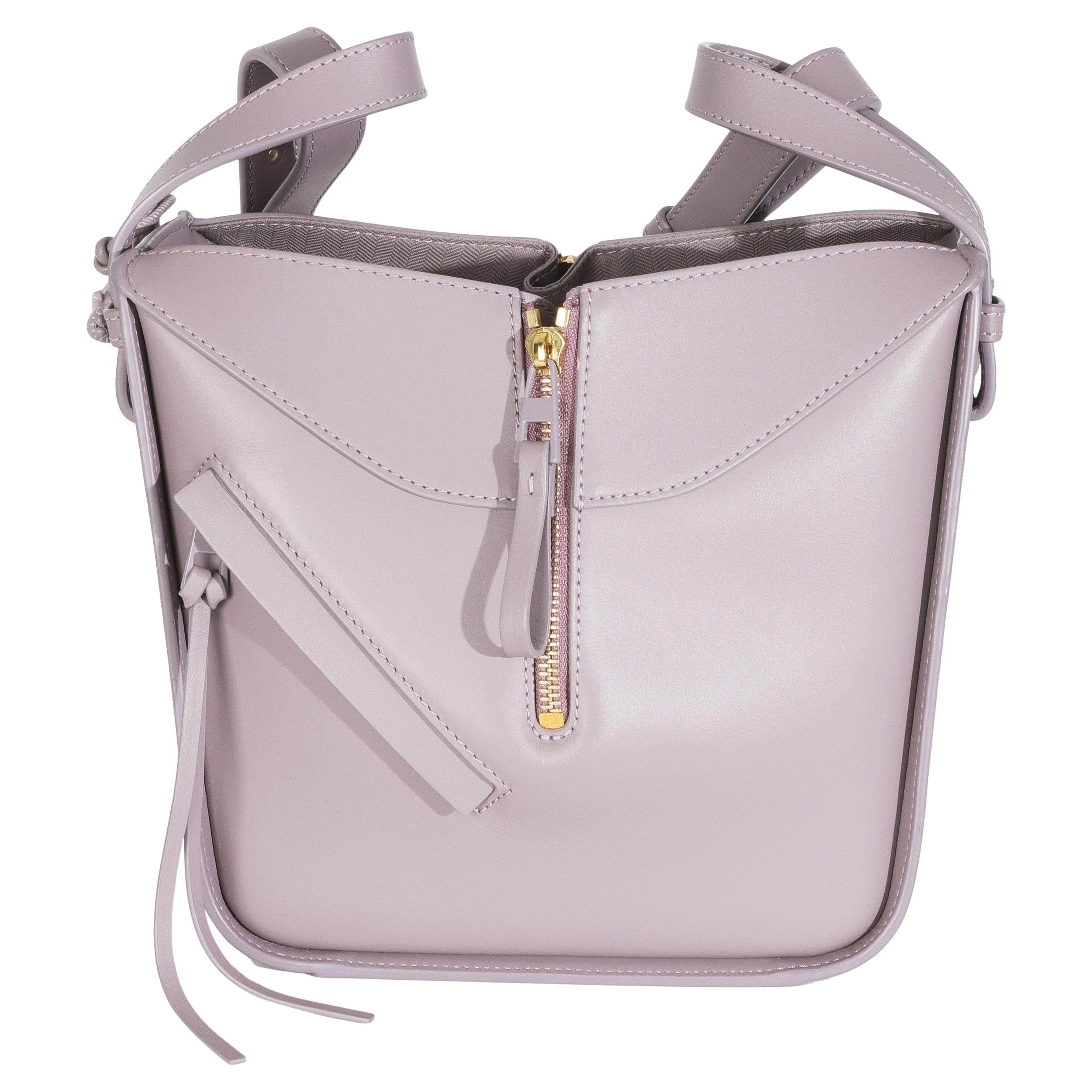 Loewe Lila Nebel Kalbsleder Kleine Hängematte Kompakte Umhängetasche im Angebot