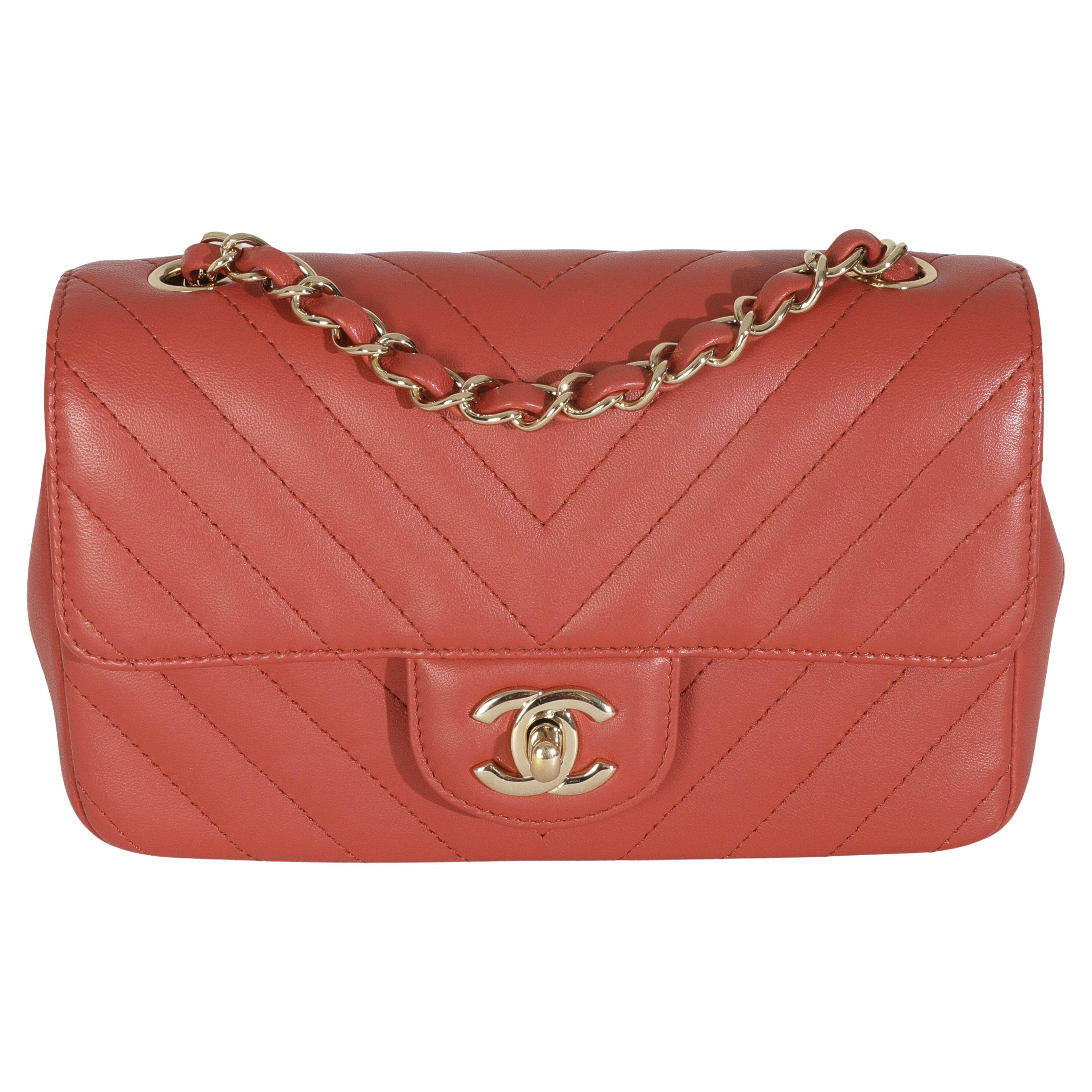 Chanel - Mini sac à rabat rectangulaire en cuir de veau à chevrons corail