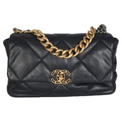 Chanel Navy Gesteppt Glänzendes Lammfell Medium Chanel 19 Klappe Tasche