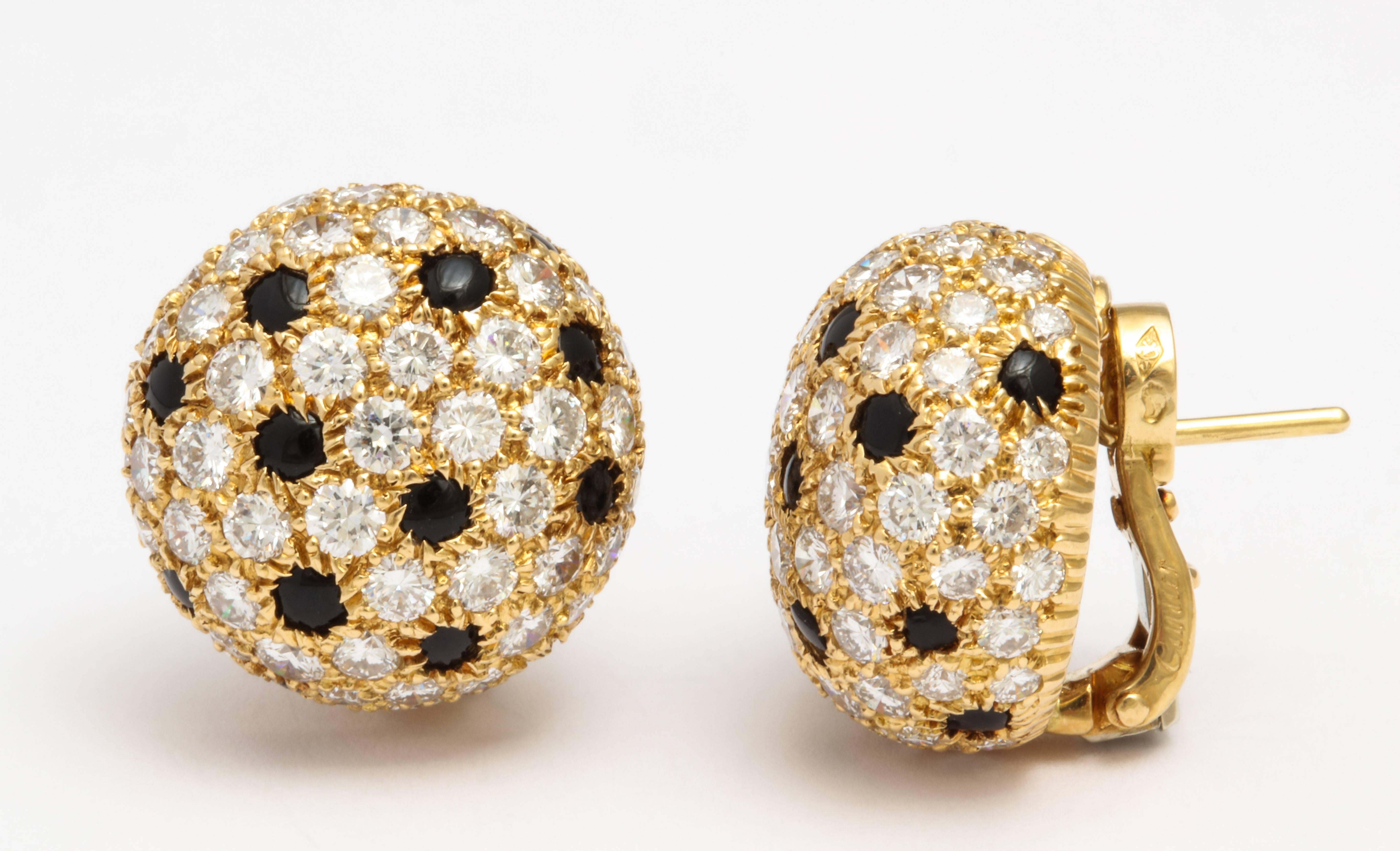 Cartier Gold Button 'Panthere' Onyx and Diamond Earrings In Excellent Condition In New York, NY