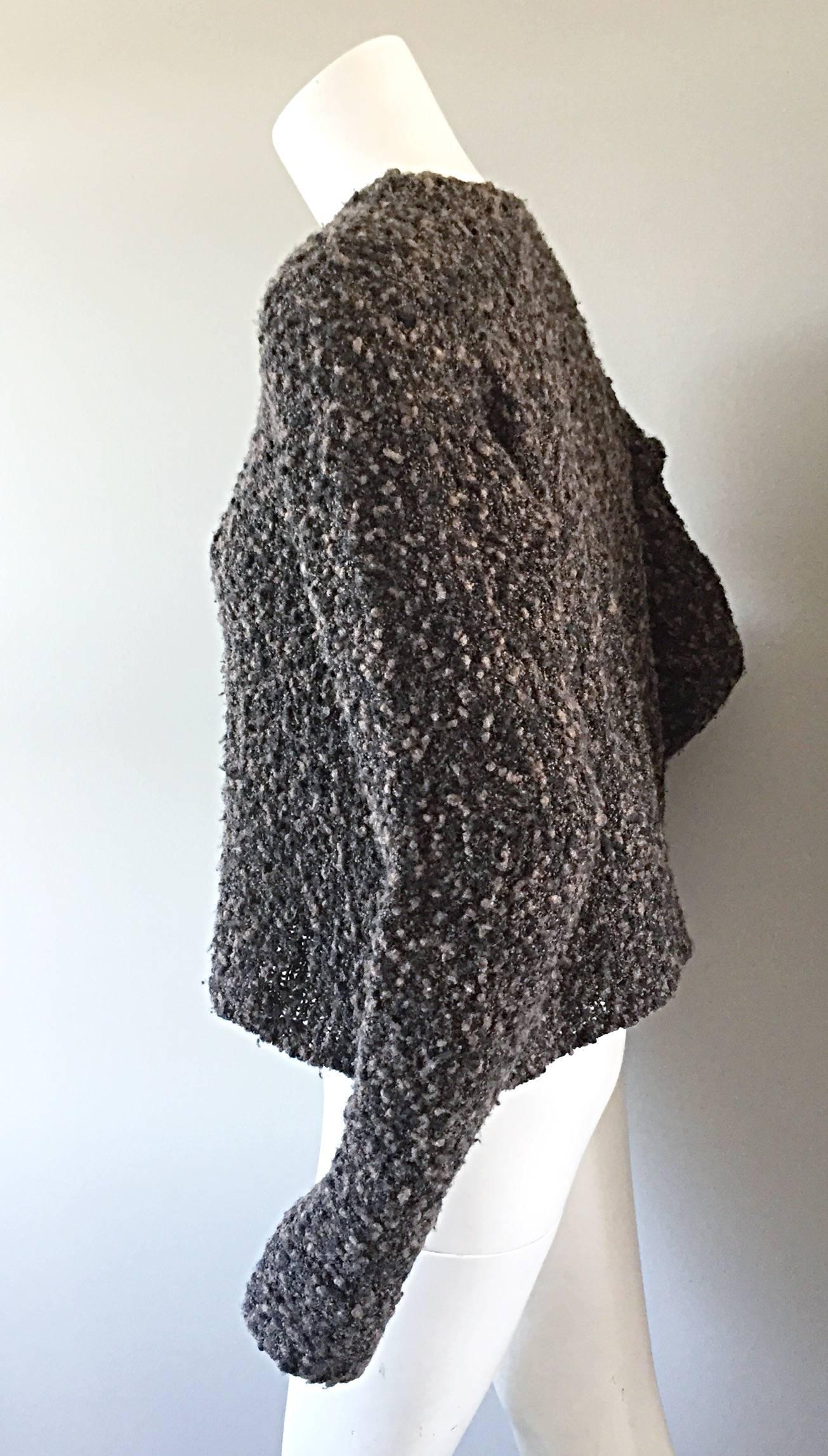 Such a CHIC vintage 90s Alessandra cropped sweater! 90% wool, 10% nylon, this will be an essential part of your Fall/Winter wardrobe!!! Gray color, with the perfect fit! Slouchy, but fitted at the same time....Cropped, but not 'too' cropped! Looks