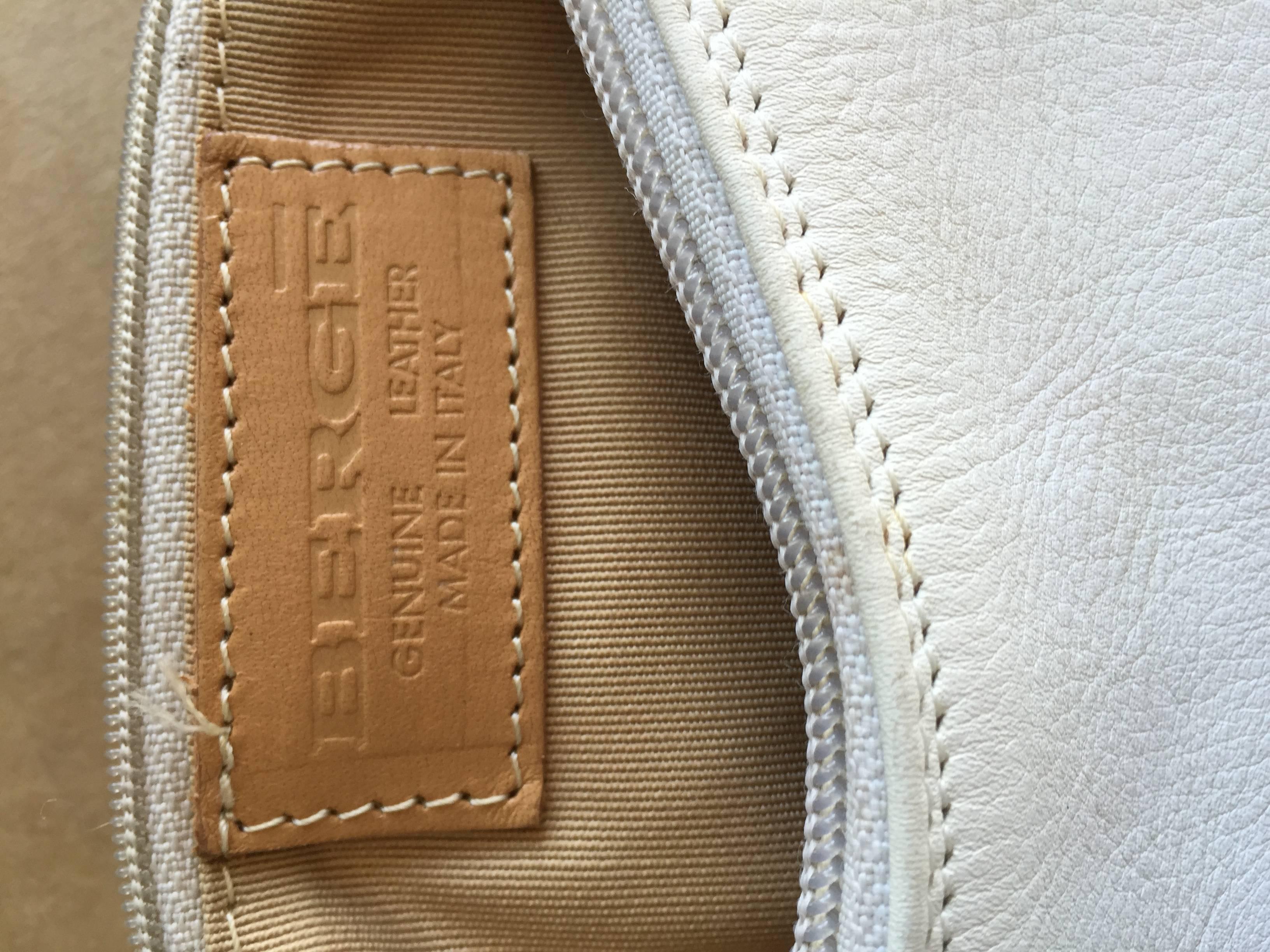 Berge ' Made in Italy ' Bolso bandolera media luna blanco con hebillas de colores en Excelente estado para la venta en San Diego, CA