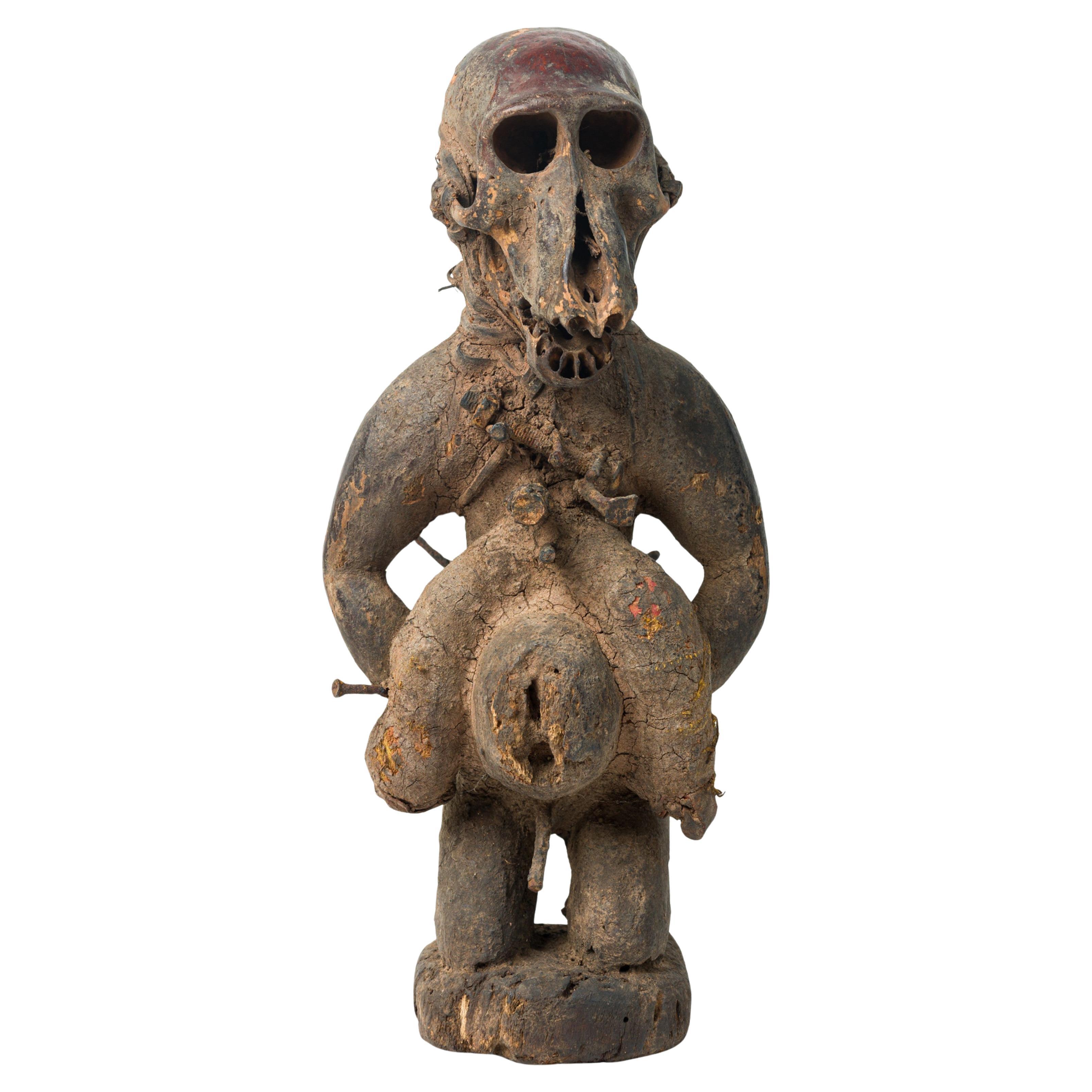 African D. A. Figura di feticcio con unghia di babbuino Nkisi in legno intagliato del Congo del XX secolo