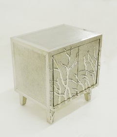Table de chevet à structure métallique, finition bronze blanc avec motif de brindilles