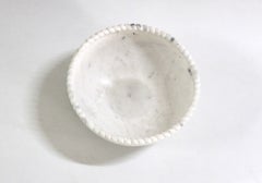 Skulpturale Marmorschale (8", weißer Marmor), mit Seilmuster verzierte Steinform