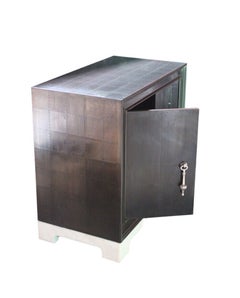 Nachttisch „Carre“ aus antik anmutender weißer Bronze, mit Marmorfüßen, metallverkleideter Nachttisch