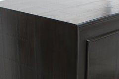 Comodino in stile moderno organico, rivestito in metallo Carre color bronzo bianco