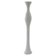 Candelabro moderno de líneas orgánicas, de mármol blanco con forma ovoide