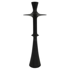 Candelabro de mármol, con base de mármol negro y columna de piedra