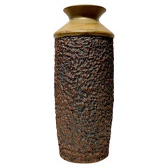 Fantastico vaso alto e scolpito di Anne Goldman