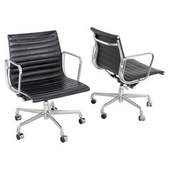 Silla de escritorio de dirección del Eames Aluminum Group de Herman Miller, de 2007, en cuero negro