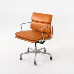 Silla de escritorio Eames Soft Pad Management de Herman Miller de la década de 2020 en piel coñac