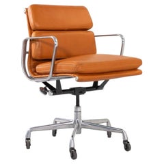 Silla de escritorio Eames Soft Pad Management de Herman Miller de la década de 2020 en piel coñac