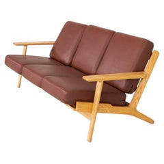 Sofá de tres plazas de Hans J. Wegner para Getama, de los años 2020, en roble con cojines de piel