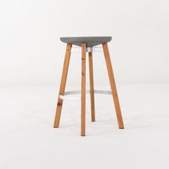 Années 2020 : tabourets de bar « SU » d'Oki Sat (Nendo) pour Emeco, couleur Flint – 5 exemplaires disponibles