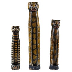 Statua di gatto in legno di medie dimensioni, intagliata e dipinta a mano in stile folk art