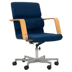 Silla de escritorio «Plaano» de Yrjö Kukkapuro para Avarte, de los años 70, en madera de abedul con tela azul