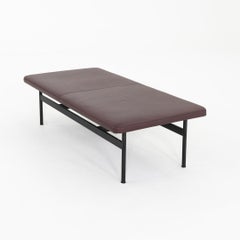 Années 2020 : banc CP.2 de Charles Pollock pour Bernhardt Design, en cuir Elan Garnet