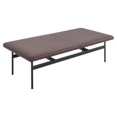Années 2020 : banc CP.2 de Charles Pollock pour Bernhardt Design, en cuir Elan Garnet