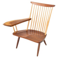 Sillón de un solo brazo de Mira Nakashima de 2009 con asiento de una sola tabla de nogal